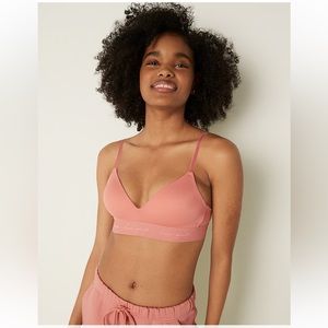 PINK BY VICTORIA SECRET WEAR EVERYWHERE WIRELESS
LIGHTLY-LINED BRA